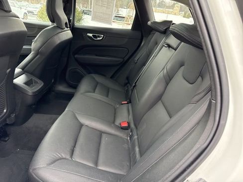 Used 2022 Volvo XC60 B5 Momentum image 27