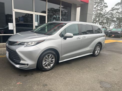 Used 2022 Toyota Sienna XLE AWD/4WD image 24