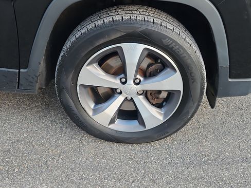 Used 2020 Jeep Cherokee Limited image 26