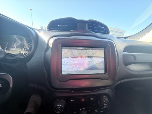 Used 2018 Jeep Renegade Latitude image 16