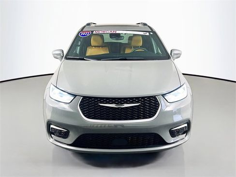 Used 2022 Chrysler Pacifica Pinnacle image 2