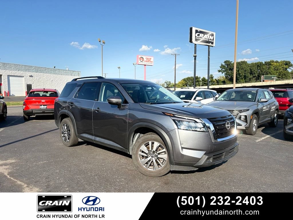 Used 2025 Nissan Pathfinder SV FWD image 1