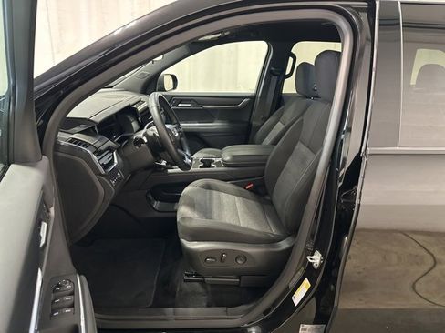 Used 2025 GMC Acadia Elevation image 7