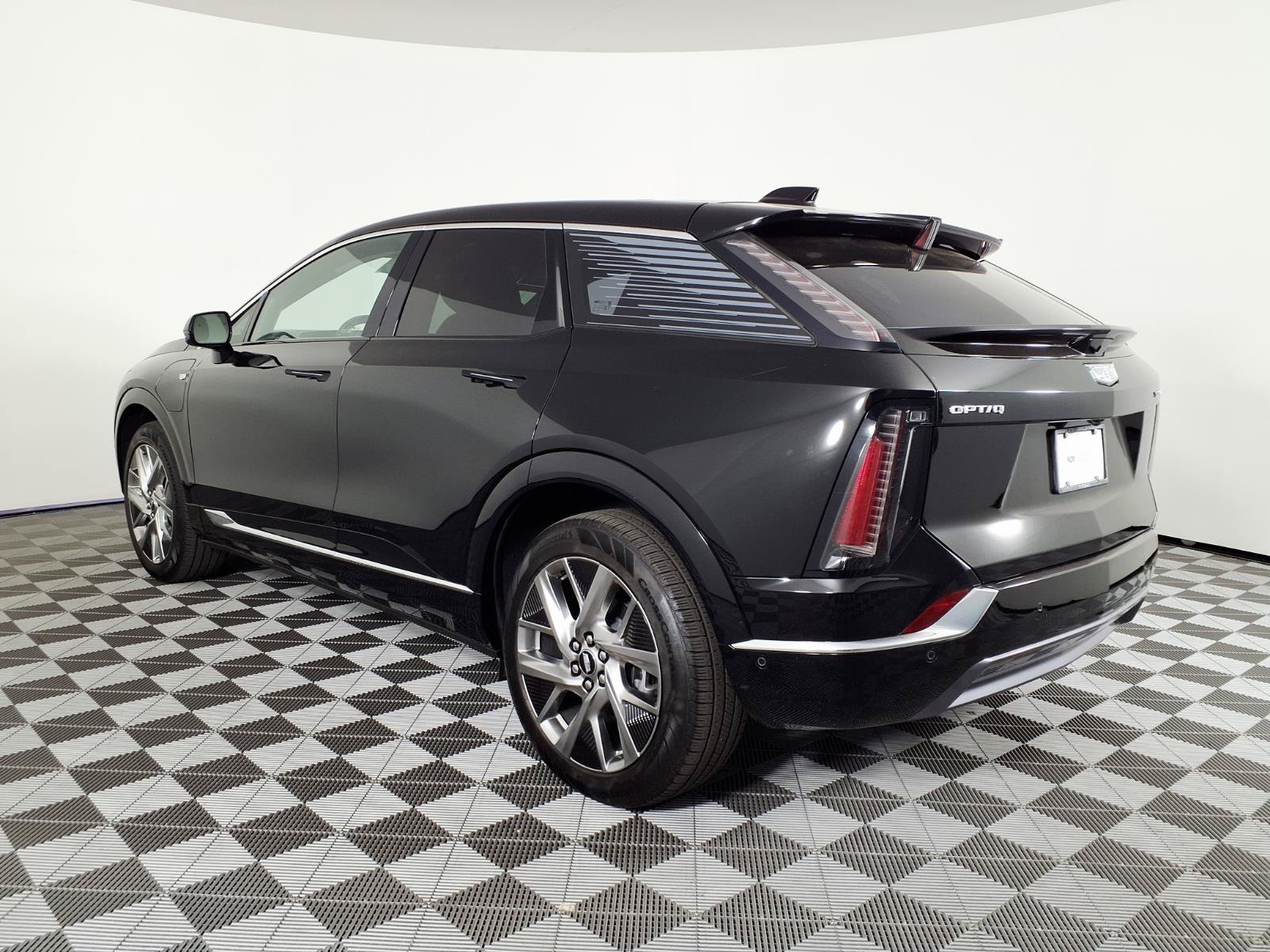Certified 2025 Cadillac Optiq Luxury 2 w/ LPO, Floor Liner Package AWD/4WD image 6