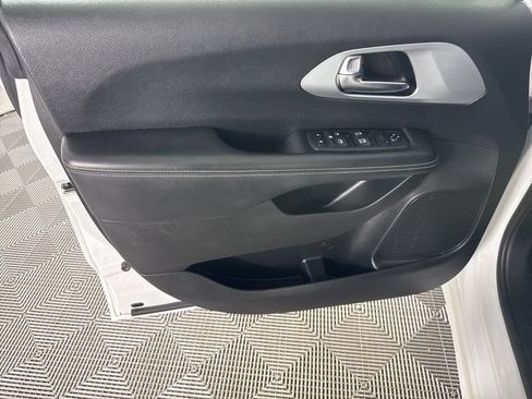 Used 2021 Chrysler Pacifica Touring w/ S Appearance Package FWD image 11