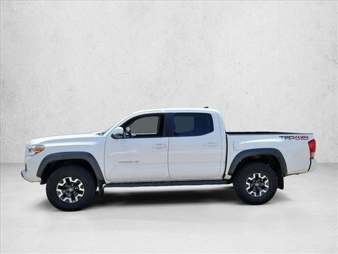 Used 2017 Toyota Tacoma TRD Off-Road AWD/4WD image 8