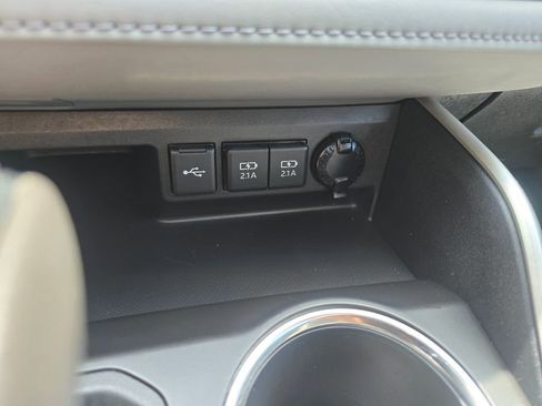 Used 2021 Toyota Highlander XLE AWD/4WD image 25