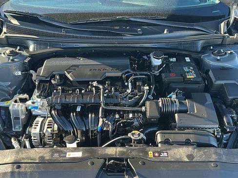 Used 2025 Hyundai Elantra Limited image 3