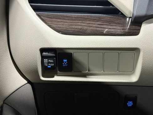 Used 2020 Toyota Sienna XLE FWD image 32