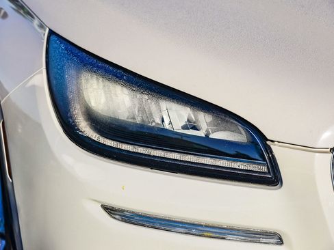 Used 2021 Lincoln Corsair AWD w/ Premium Package image 10