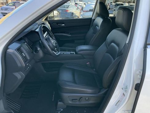 Used 2024 Nissan Pathfinder SL image 11