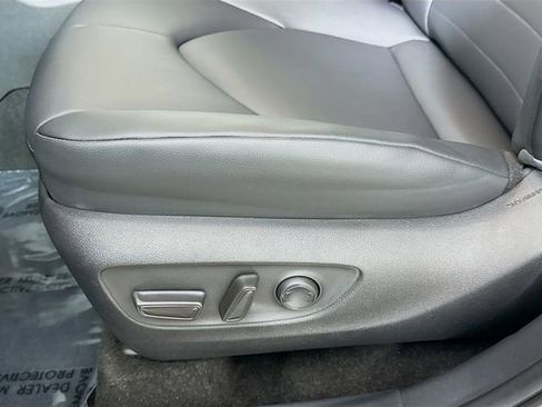 Used 2025 Toyota Highlander XLE AWD/4WD image 16
