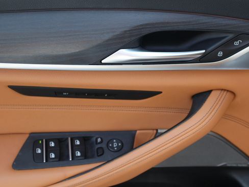 Used 2021 BMW 530e w/ Premium Package image 17