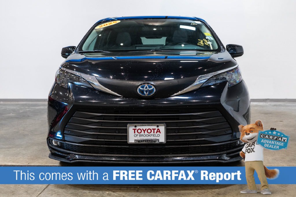 Used 2025 Toyota Sienna XLE FWD image 2