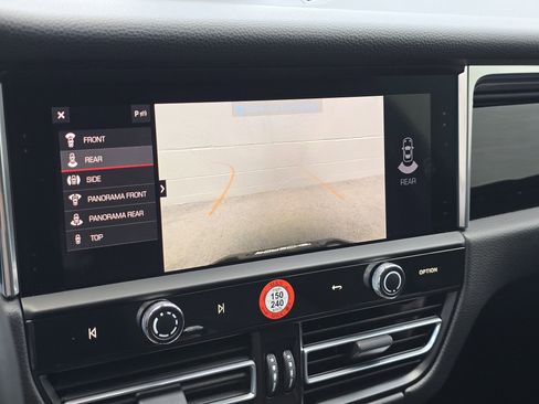 Certified 2025 Porsche Macan image 12