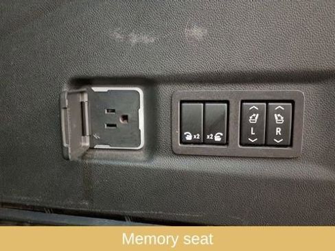 Used 2023 Chevrolet Suburban Premier image 19