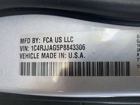 Used 2023 Jeep Grand Cherokee L Laredo RWD image 30