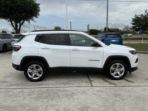 Used 2024 Jeep Compass Latitude AWD/4WD image 3