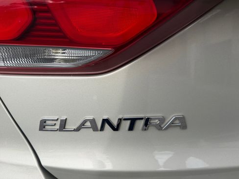 Used 2017 Hyundai Elantra SE image 24