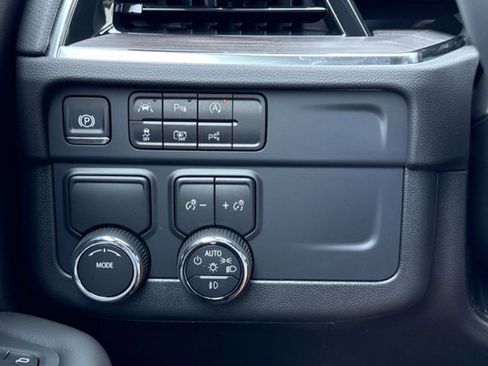 New 2025 Chevrolet Suburban Premier RWD image 39