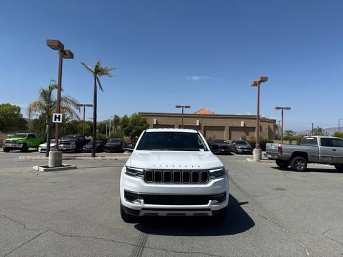 Used 2024 Jeep Wagoneer L Series II RWD image 3
