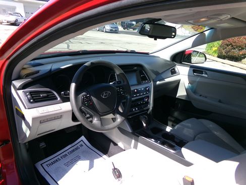 Used 2017 Hyundai Sonata SE w/ Cargo Package image 9