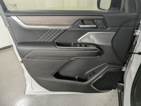 Used 2024 GMC Acadia Denali w/ Super Cruise Package AWD/4WD image 10