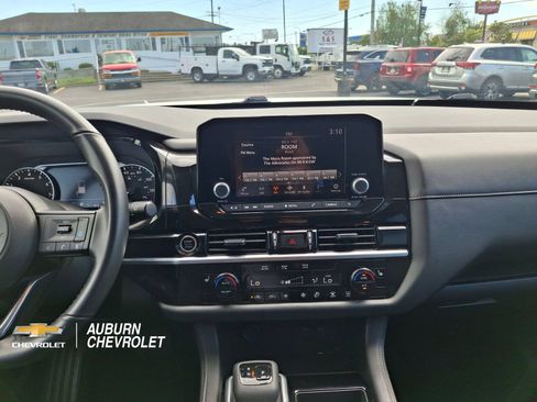 Used 2024 Nissan Pathfinder SV AWD/4WD image 11