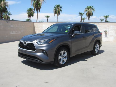 Used 2023 Toyota Highlander LE FWD image 1