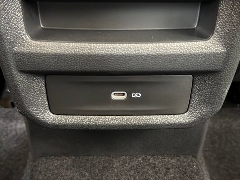Used 2025 Volkswagen Taos SE w/ Panoramic Sunroof Package FWD image 31