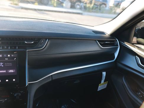 New 2025 Jeep Grand Cherokee Altitude image 24