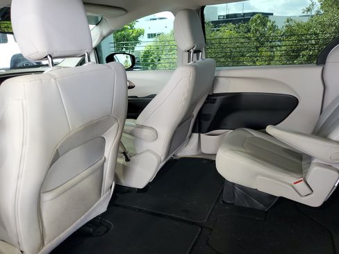 Used 2017 Chrysler Pacifica LX FWD image 10