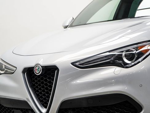 Used 2023 Alfa Romeo Stelvio Ti image 2