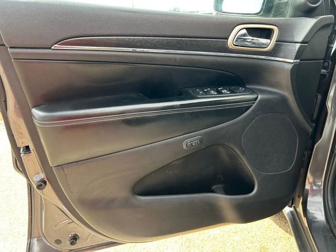 Used 2017 Jeep Grand Cherokee Limited image 6