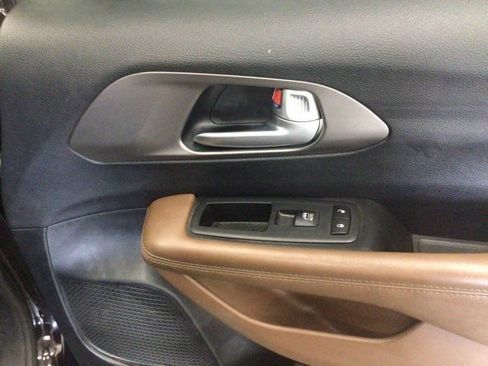 Used 2018 Chrysler Pacifica Limited w/ Tire & Wheel Group FWD image 12