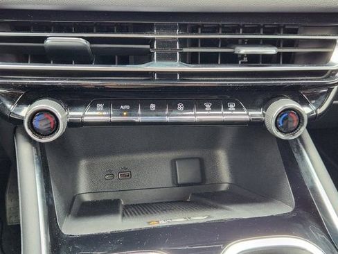 Used 2025 Chevrolet Traverse LT FWD image 17