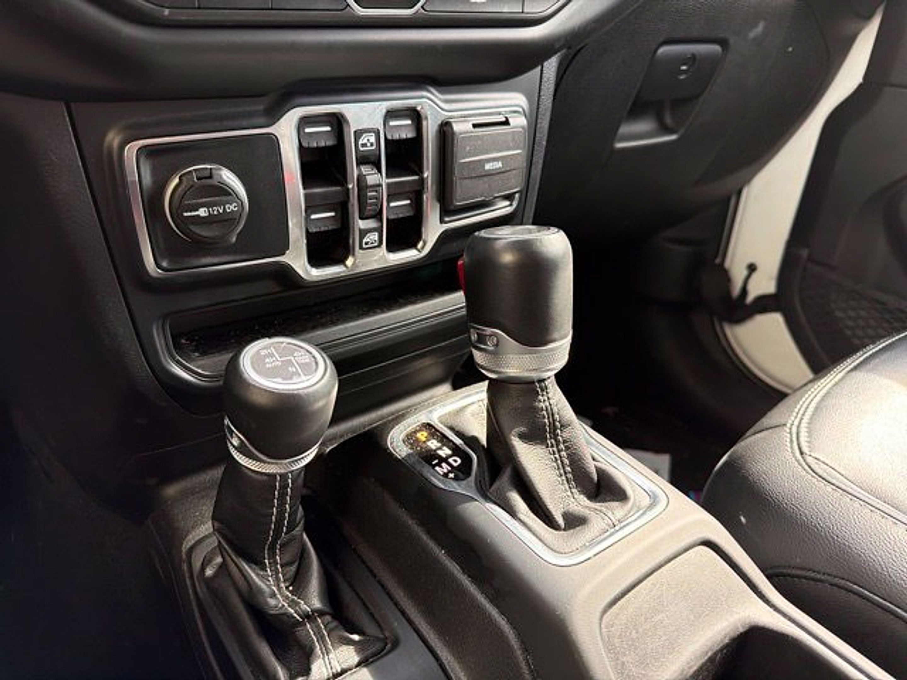 Used 2022 Jeep Wrangler Unlimited Sahara w/ Cold Weather Group AWD/4WD image 21