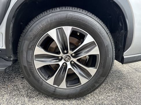 Used 2021 Toyota Highlander XLE FWD image 19