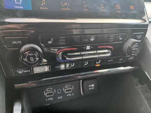 Used 2023 Jeep Grand Cherokee Limited image 14