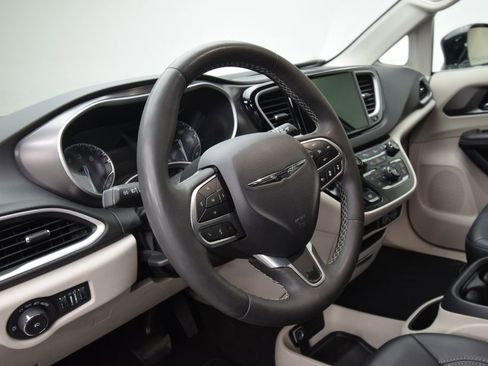 Used 2024 Chrysler Pacifica Touring-L image 13