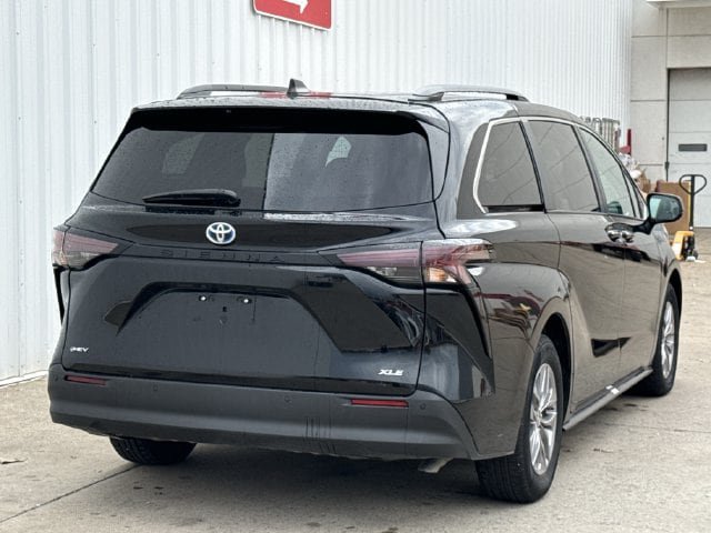 Used 2025 Toyota Sienna XLE FWD image 4