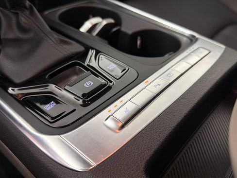 Used 2025 Kia Carnival EX FWD image 25