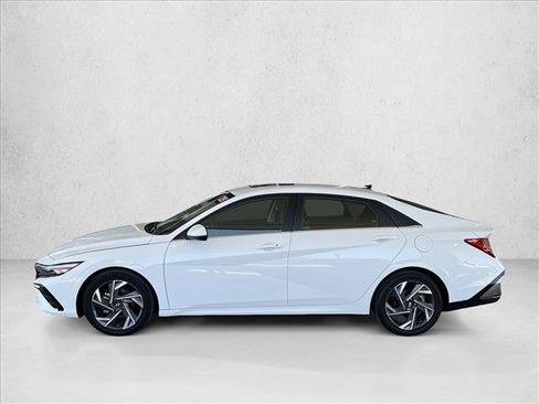 Used 2025 Hyundai Elantra SEL FWD image 2