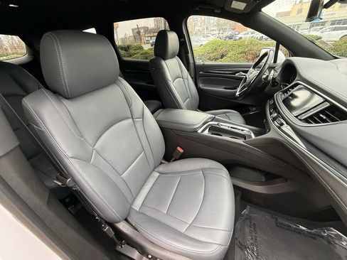 Used 2022 Buick Enclave Premium image 40