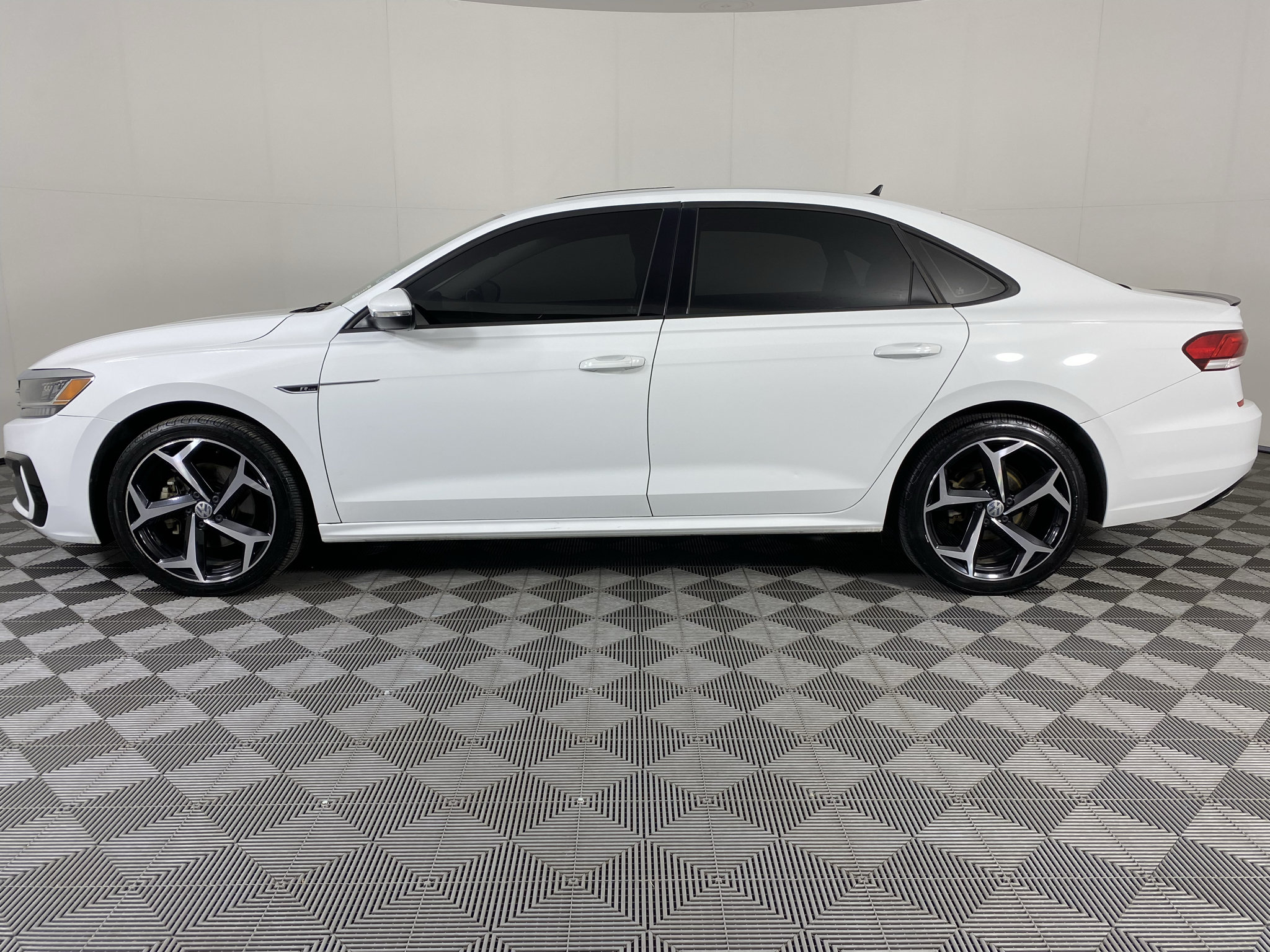 Used 2020 Volkswagen Passat 2.0T R-Line FWD image 4