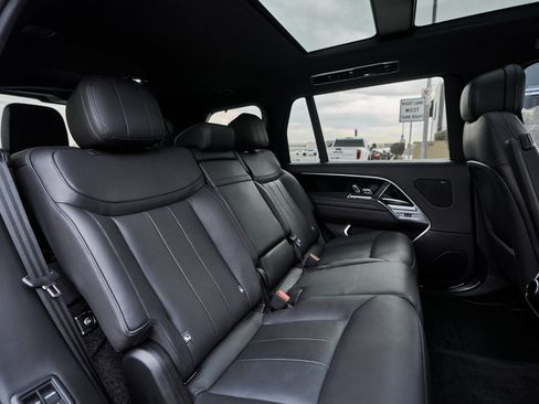 Used 2023 Land Rover Range Rover Long Wheelbase SE image 41