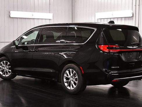 Used 2026 Chrysler Pacifica Limited FWD image 5
