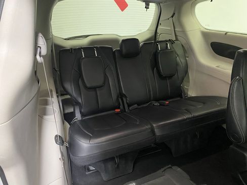 Used 2022 Chrysler Pacifica Touring-L image 14