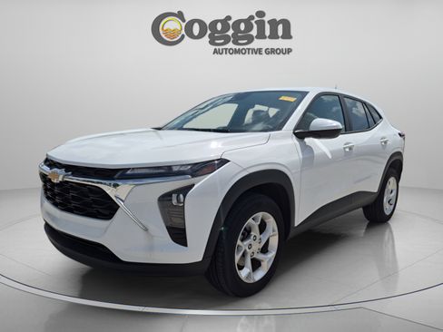 Used 2025 Chevrolet Trax LS w/ LS Convenience Package FWD image 2