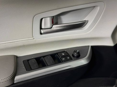 Used 2025 Toyota Sienna XLE FWD image 18